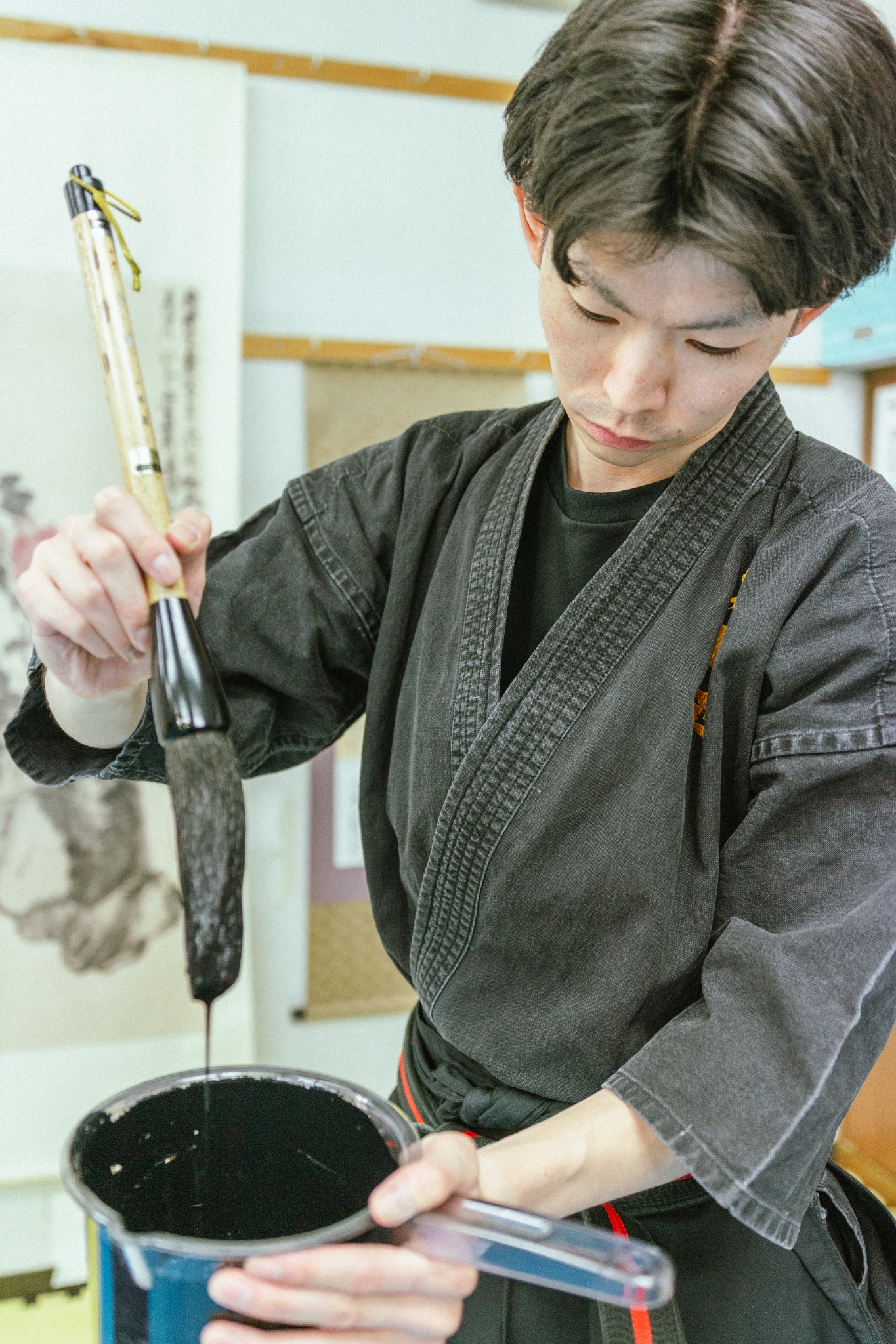筆文字を制作する宮澤勇美
